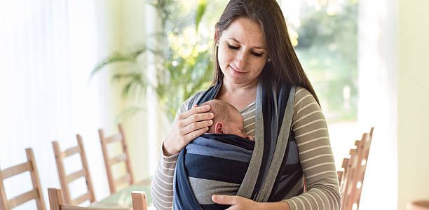 Comment porter son bébé avec une écharpe de portage ?